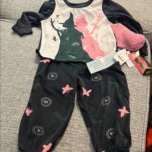 Toddler Girls Wicked pajamas green/pink included socks Size 3T NEW